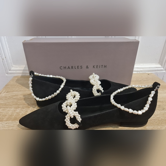 Charles & Keith - Black kitten heels with pearls - Picture 2 of 7